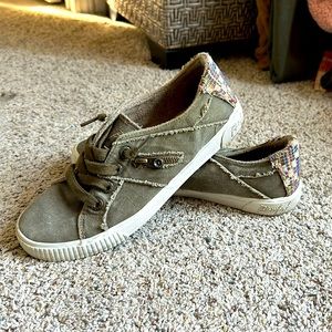 Blowfish Sage colored low top slip on sneakers 💚